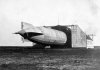Ein Zeppelin steht mit dem halben Korpus in einer Halle. Phot. digit.wdr.de.JPG
